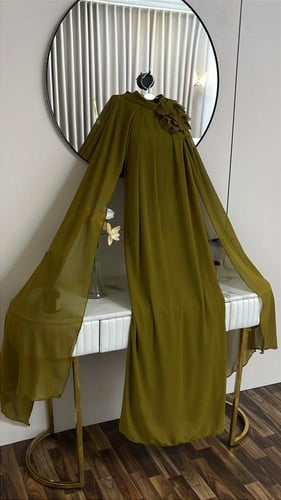 فستان أوليفا – انسياب أنثوي بلون الطبيعة الراقية