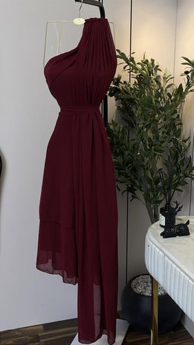 فستان مارون ڤيلڤيت – سحر كتف واحد بذيل انسيابي