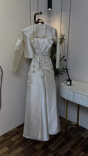 فستان سمو اللؤلؤ – أناقة ملكية فاخرة