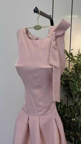 فستان همسة الورد – أنوثة ناعمة بتصميم راقٍ