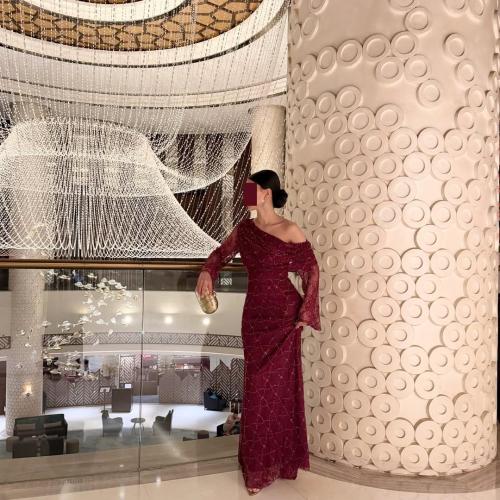 فستان نيرفال – أناقة ملكية باللون العنابي الفاخر