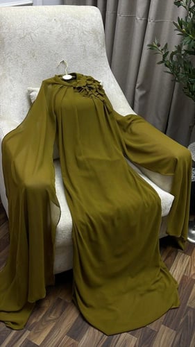 فستان أوليفا – انسياب أنثوي بلون الطبيعة الراقية