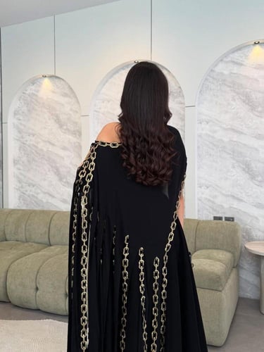 فستان أسود بتفاصيل ذهبية