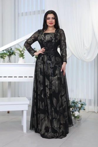 فستان NOIRÉ مشجر فاخر بلمسة دانتيل – أسود ذهبي