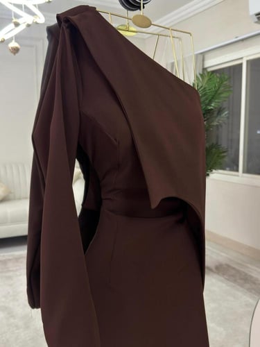 فستان CHOCO CAPE كتف واحد فاخر – بني شوكولاتة ملكي