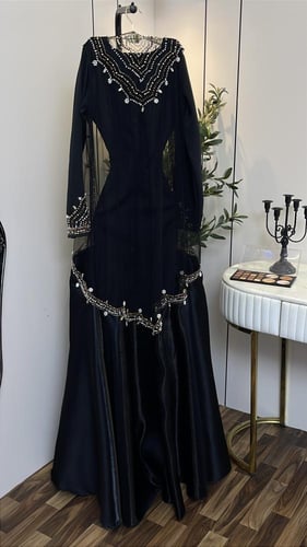 فستان سهرة ملكي مطرز – أسود فاخر بتصميم أميري