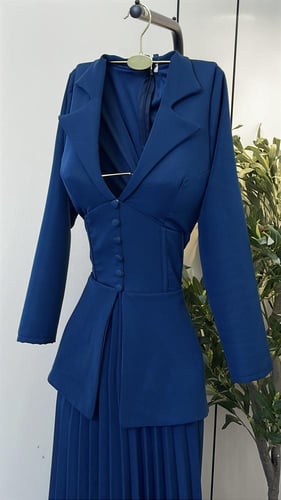 فستان لُجين الملكي – أناقة راقية بطابع فاخر