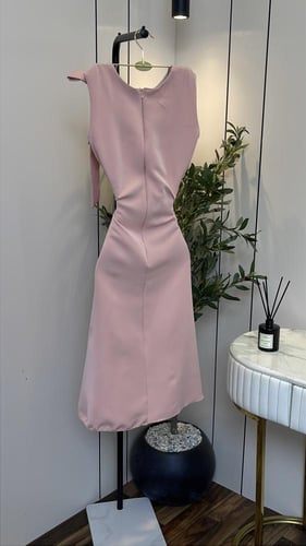 فستان همسة الورد – أنوثة ناعمة بتصميم راقٍ