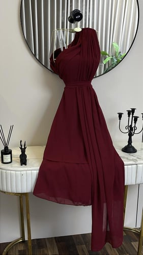 فستان مارون ڤيلڤيت – سحر كتف واحد بذيل انسيابي