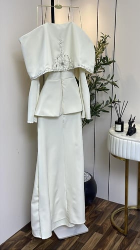 إيتوال بيرل – فستان أوف وايت