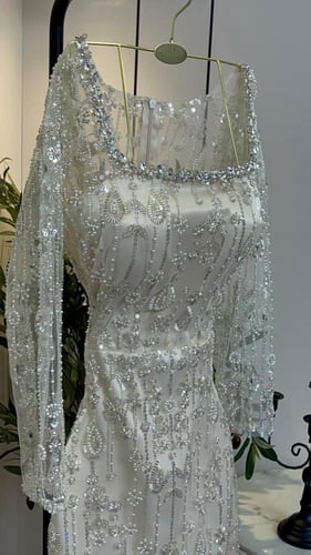 فستان "إيتيرنا" بتطريز الكريستال الملكي