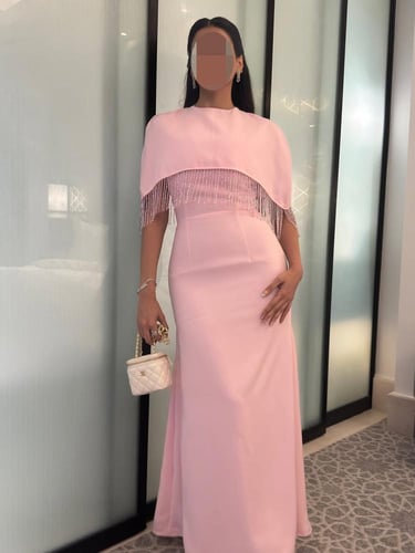 فستان سهرة ناعم بكاب فاخر – أناقة ملكية هادئة