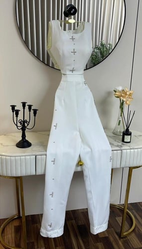 بدلة MAJESTIC IVORY – فخامة ناعمة بتفاصيل كريستالي...