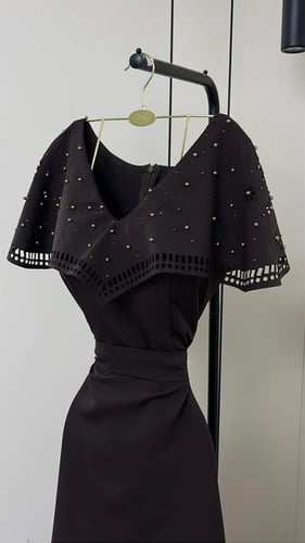 فستان سيلين – فخامة سوداء بهوية عصرية