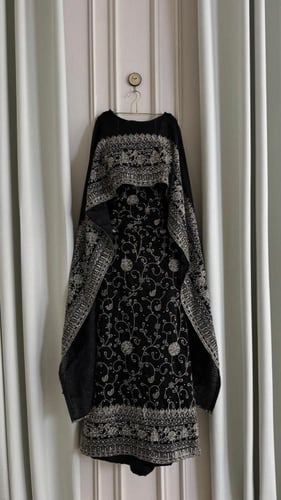 فستان سهى الملكي – حضور أسود بفخامة مترفة