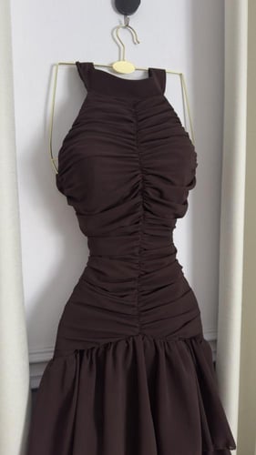 موكا رُوش – فستان شيفون مُجعّد بطبقات ناعمة