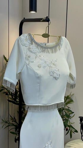 فستان أبيض بتطريز خرز