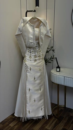 فستان سمو اللؤلؤ – أناقة ملكية فاخرة