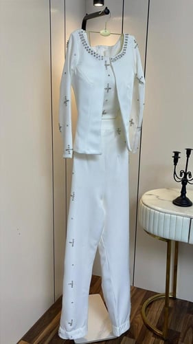 بدلة MAJESTIC IVORY – فخامة ناعمة بتفاصيل كريستالي...