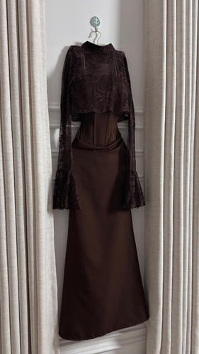 فستان VELORA كورسيه دانتيل فاخر – بني ملكي