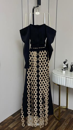 فستان سهى الملكي – حضور أسود بفخامة مترفة