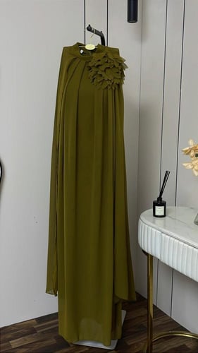 فستان أوليفا – انسياب أنثوي بلون الطبيعة الراقية