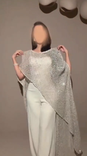 فستان أوريلا – أناقة بيضاء بانسياب راقٍ