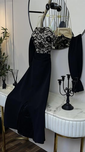 فستان ڤيلورا دانتيل – هدوء أسود بلمسة فاخرة