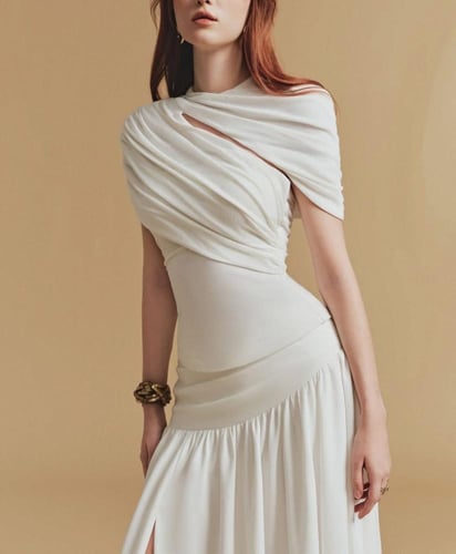 فستان أوريلا – أناقة بيضاء بانسياب راقٍ