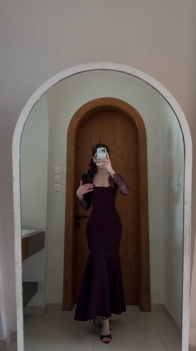 فستان إيلورا – أناقة بيضاء بتفاصيل فخمة عصرية