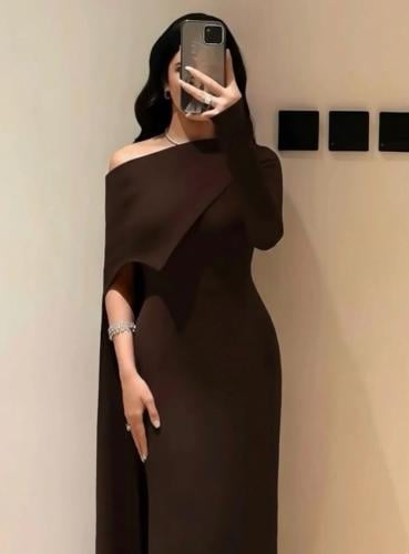 فستان CHOCO CAPE كتف واحد فاخر – بني شوكولاتة ملكي