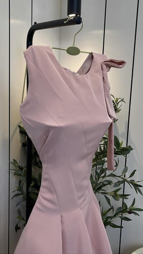 فستان همسة الورد – أنوثة ناعمة بتصميم راقٍ