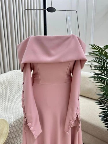 فستان ورد المساء – حضور أنثوي بانسياب فاخر