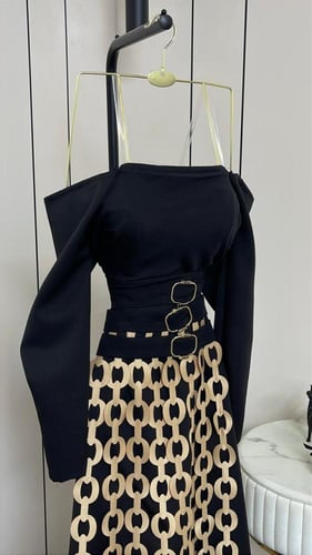 فستان سهى الملكي – حضور أسود بفخامة مترفة