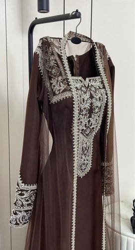 فستان LIVIA البني المطرز – أناقة فاخرة بلمسة تراثي...