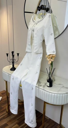 بدلة MAJESTIC IVORY – فخامة ناعمة بتفاصيل كريستالي...