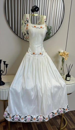 فستان BLOSSOM ROYALE – أناقة ناعمة بلمسة فنية فاخر...