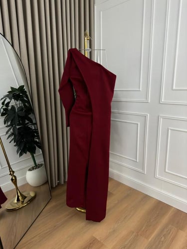 فستان CHOCO CAPE كتف واحد فاخر – خمري ملكي