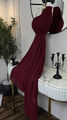 فستان مارون ڤيلڤيت – سحر كتف واحد بذيل انسيابي