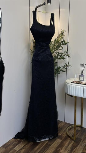 فستان دانتيل بقصة أنثوية ناعمة