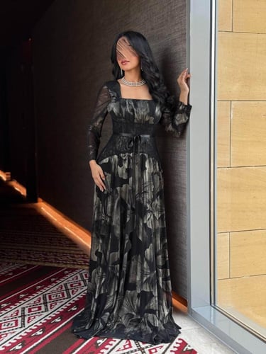 فستان NOIRÉ مشجر فاخر بلمسة دانتيل – أسود ذهبي