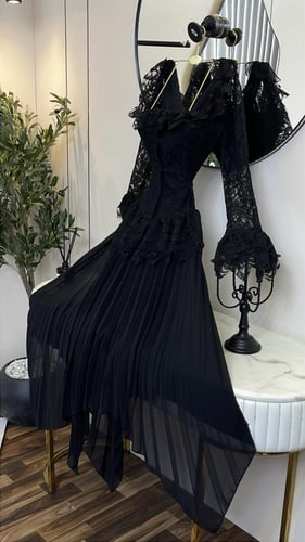 فستان سيلين الملكي – أناقة سوداء فاخرة بتصميم راقٍ