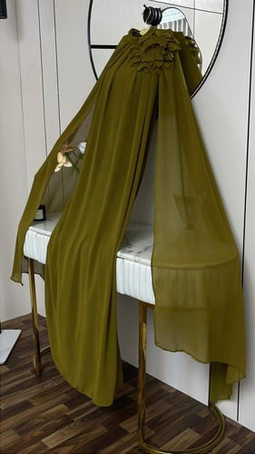 فستان أوليفا – انسياب أنثوي بلون الطبيعة الراقية