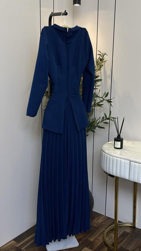 فستان لُجين الملكي – أناقة راقية بطابع فاخر