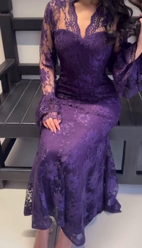 فستان بنفسج – فخامة أنثوية بطابع راقٍ