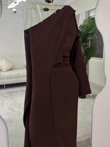 فستان CHOCO CAPE كتف واحد فاخر – بني شوكولاتة ملكي