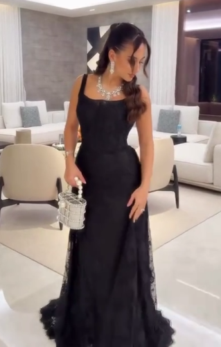 فستان دانتيل بقصة أنثوية ناعمة