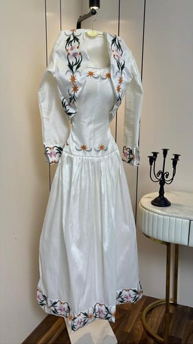 فستان BLOSSOM ROYALE – أناقة ناعمة بلمسة فنية فاخر...