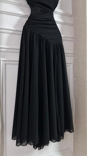 فستان CRYSTAL VEIL مطرز فاخر – أوف وايت ملكي