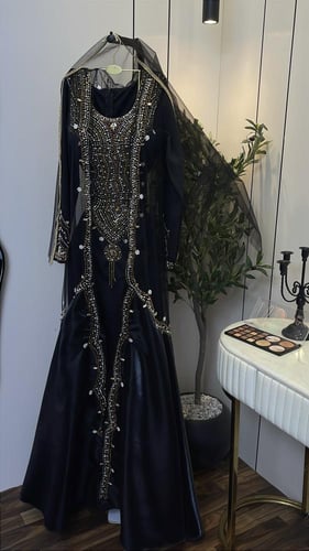 فستان سهرة ملكي مطرز – أسود فاخر بتصميم أميري